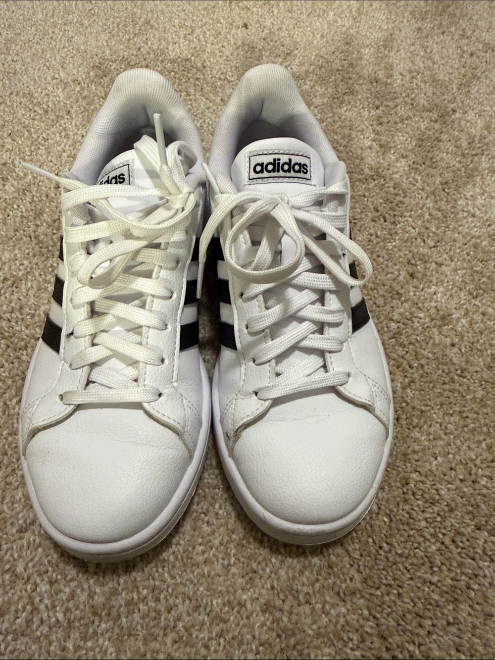 Adidas Grand Court Women's. Size 7. Runs small. I’m a size 8 and they fit me.